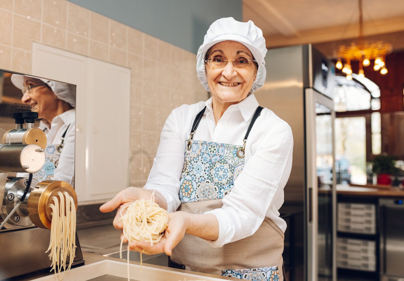 Die Nonna mit frischer Pasta